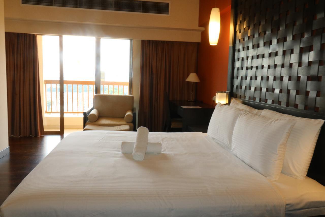 Millennium Suite At Pyramid Tower Petaling Jaya Exteriör bild